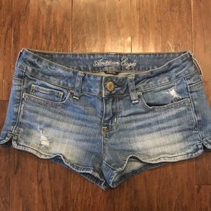 American Eagle Size 2 medium wash denim shorts
